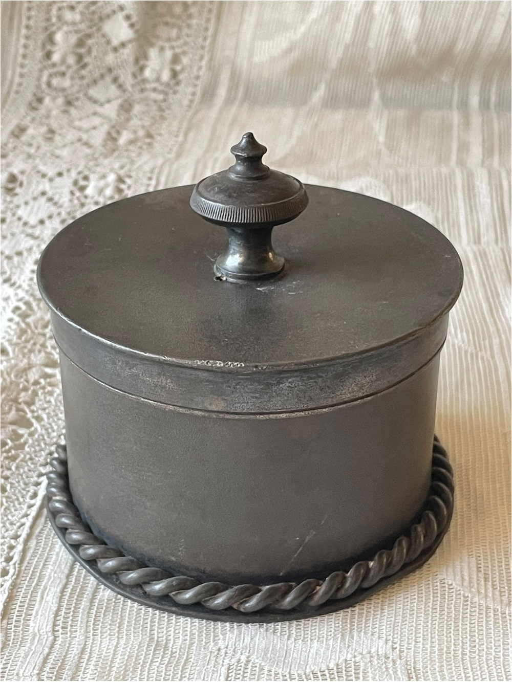 Antique Meriden Britannia Co. Pewter / Britannia Metal Lidded Box - Pattern 82